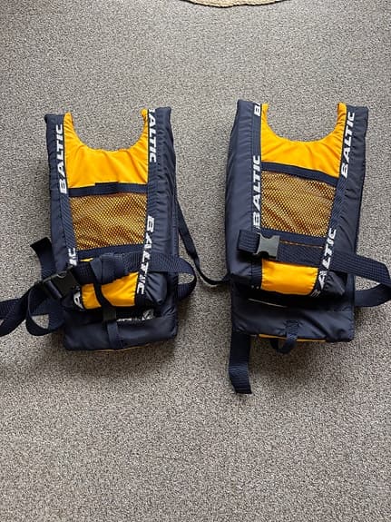 Baltic flytväst junior AXL 40+ kg marinblå/gul