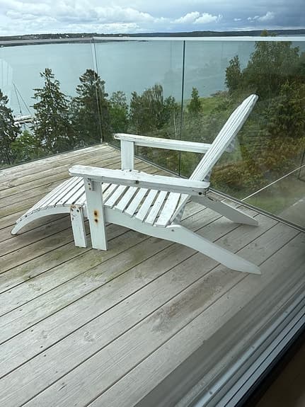 Vit trädgårdsstol / solstol i trä adirondack stol