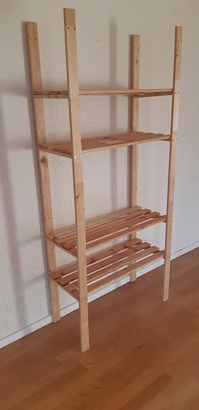 Förrådshylla i furu