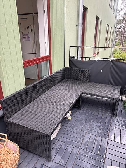 Svart hörnsoffa i konstrotting för balkong eller uteplats