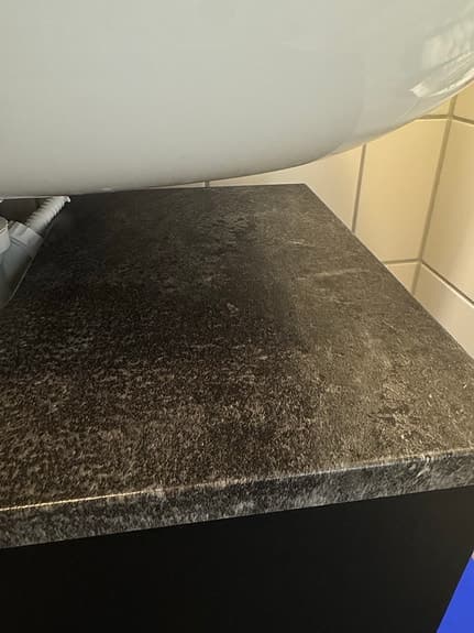 Badrumsskåp med två dörrar i svart med bänkskiva