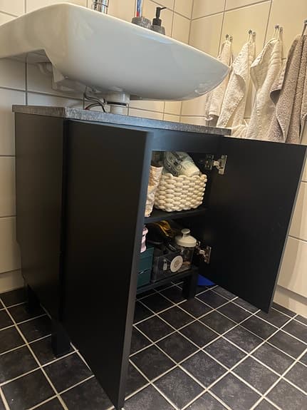Badrumsskåp med två dörrar i svart med bänkskiva