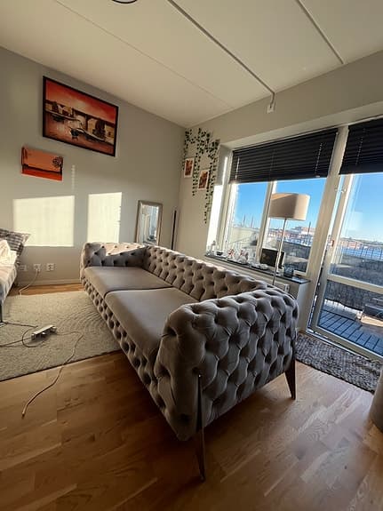 Chesterfield-soffa med pall i sammet