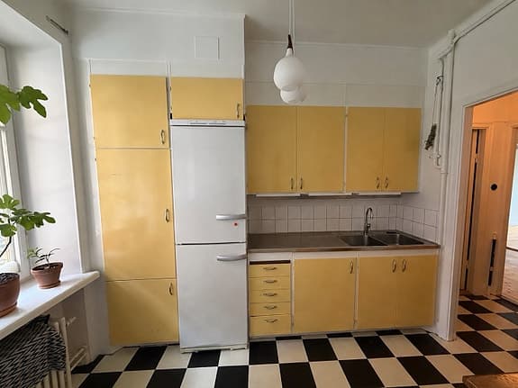 Köksskåp och köksinredning med rostfri bänkskiva