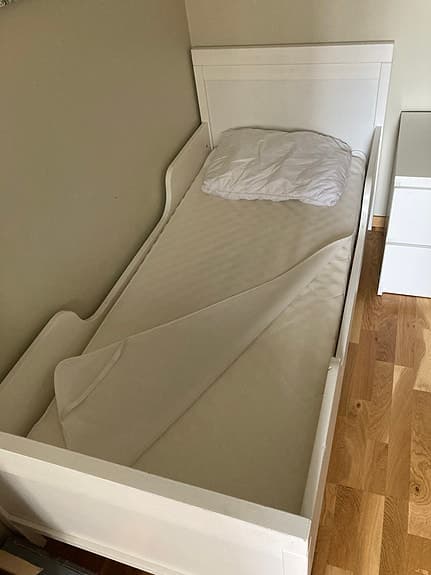 IKEA barnsäng med vit madrass och byrå
