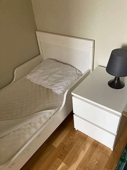 IKEA barnsäng med vit madrass och byrå