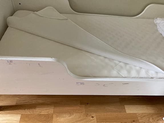 IKEA barnsäng med vit madrass och byrå