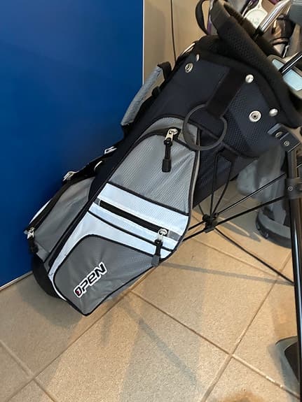 Golfbag med ställ och klubbor för barn