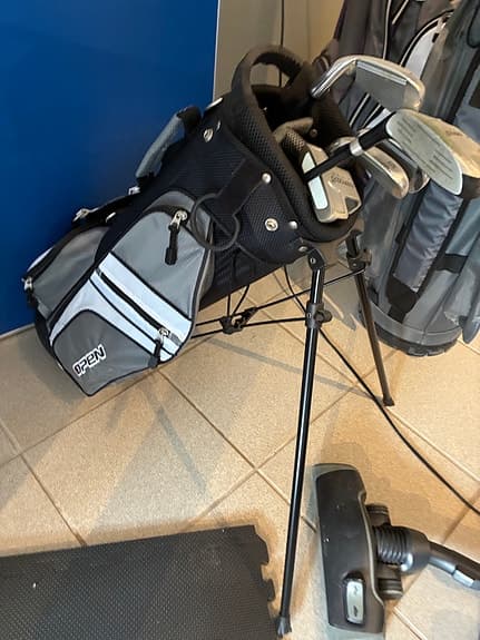 Golfbag med ställ och klubbor för barn
