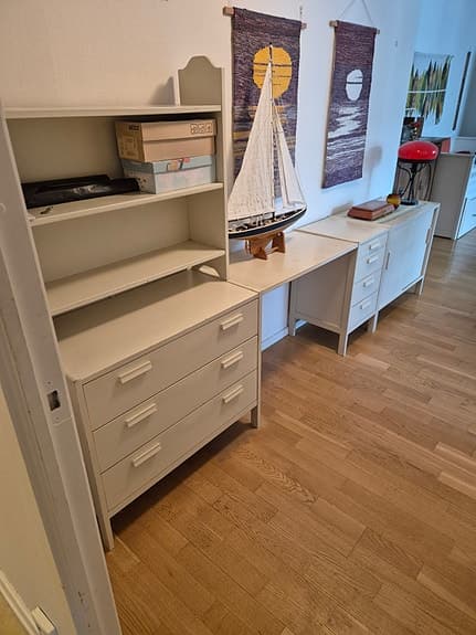 Stilren förvaring med skrivbord och bokhylla
