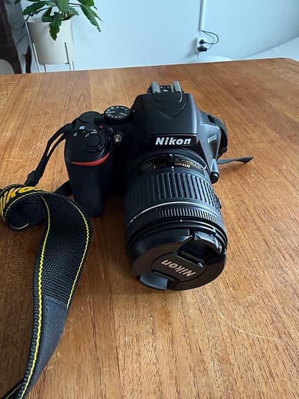 Nikon systemkamera med AF-P DX Nikkor 18–55mm objektiv