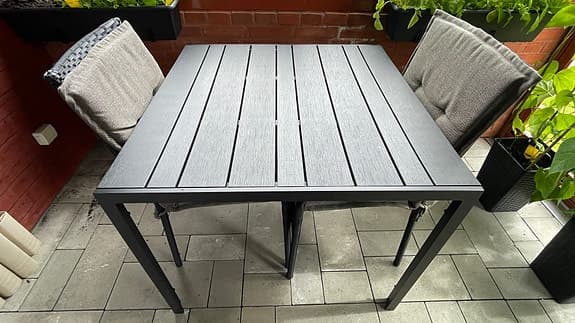 Utemöbler Mio Village bord (90x90) + 2 bekväma stolar med dynor