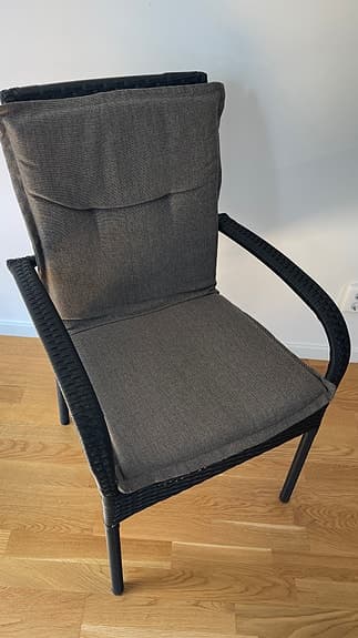 Utemöbler Mio Village bord (90x90) + 2 bekväma stolar med dynor
