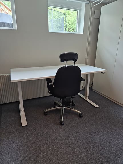 Elektriskt höj- och sänkbart skrivbord med kontorsstol