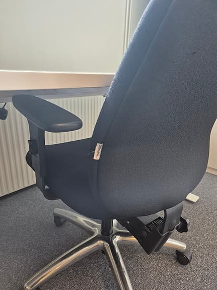 Elektriskt höj- och sänkbart skrivbord med kontorsstol