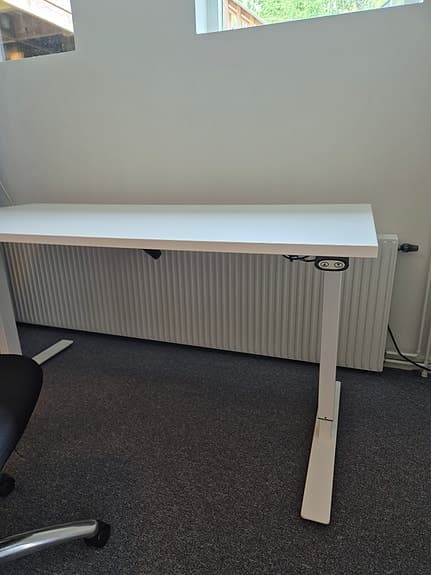 Elektriskt höj- och sänkbart skrivbord med kontorsstol