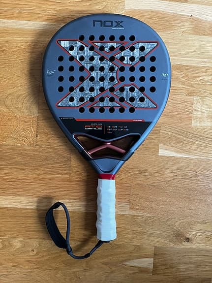 Nox AT10 Genius 18K padelracket padelrack 2025 grå/röd/orange