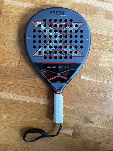Nox AT10 Genius 18K padelracket padelrack 2025 grå/röd/orange