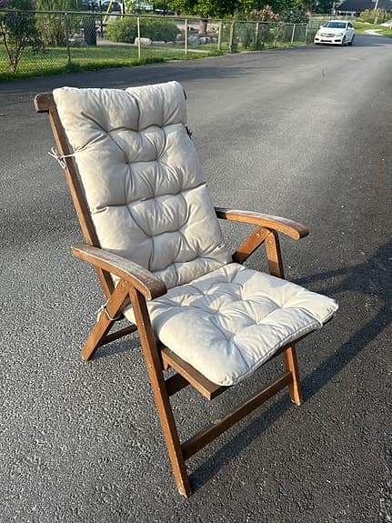 Trädgårdsstol i trä med beige dyna
