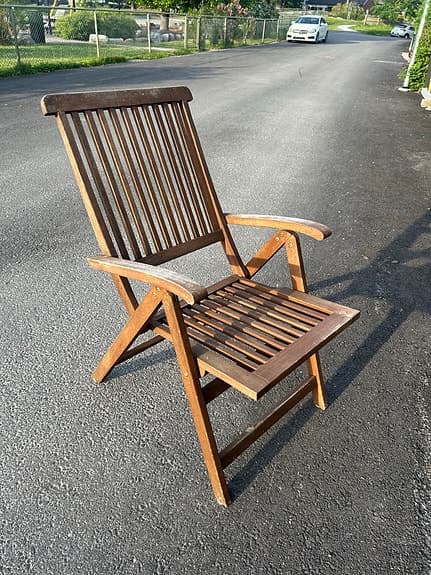 Trädgårdsstol i trä med beige dyna