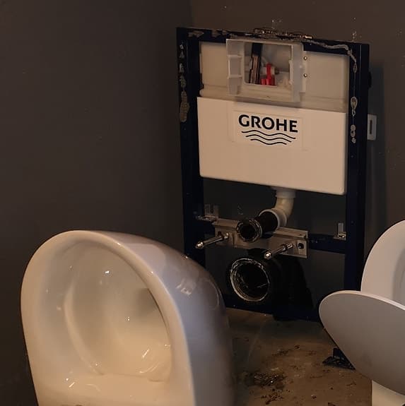 Vägghängd toalettstol med sits och fixtur, Grohe,