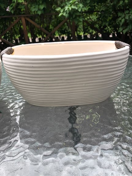 Vita oval krukor med räfflad utsida