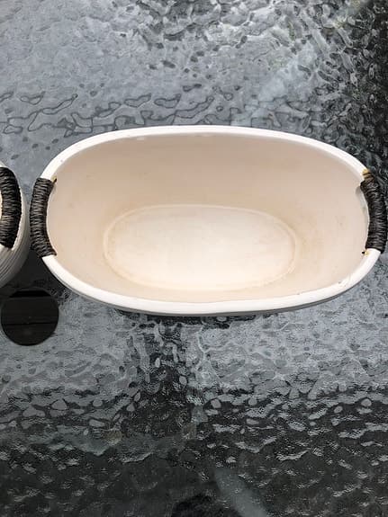 Vita oval krukor med räfflad utsida
