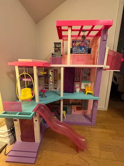 Barbie stort dockhus med rutschkana och pool