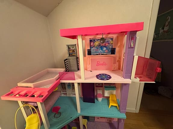 Barbie stort dockhus med rutschkana och pool