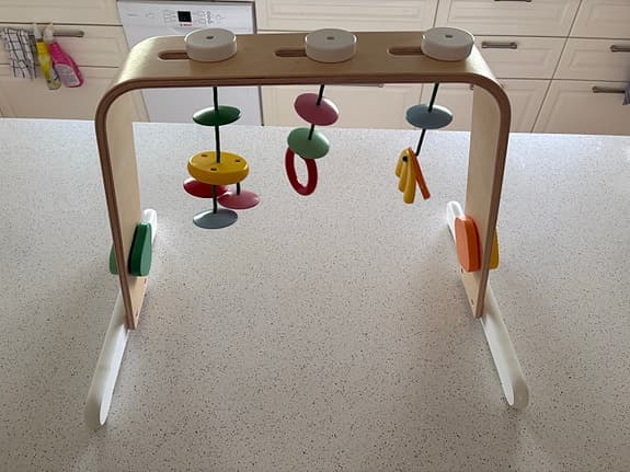 IKEA babygym i trä med färgglada leksaker