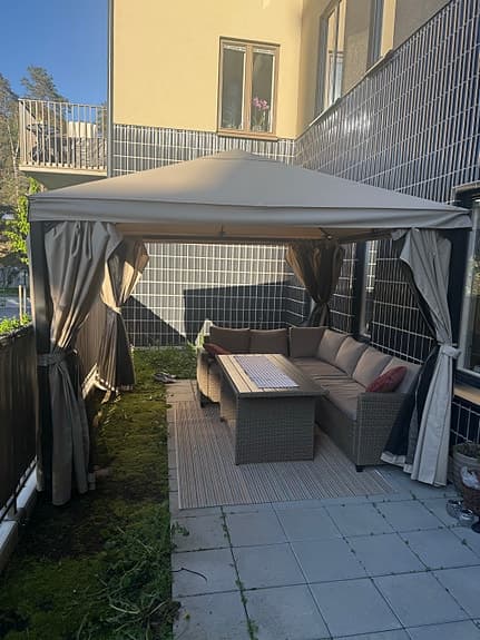 Paviljong med tak och sidogardiner beige