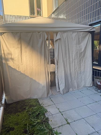 Paviljong med tak och sidogardiner beige