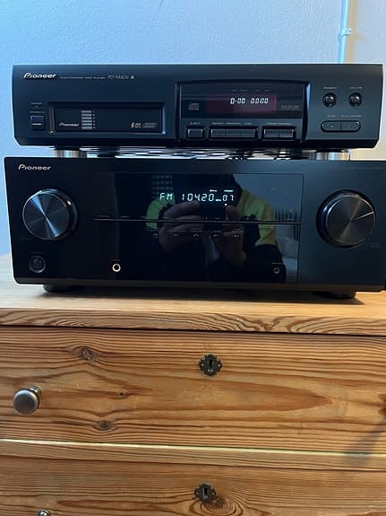 Pioneer VSX-421 flerkanalsreceiver + Pioneer PD-M406 CD-växlare svart