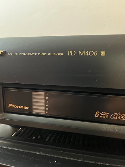 Pioneer VSX-421 flerkanalsreceiver + Pioneer PD-M406 CD-växlare svart