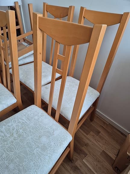 IKEA matstolar i trä med vit sits