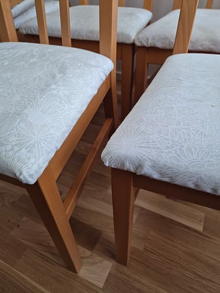 IKEA matstolar i trä med vit sits