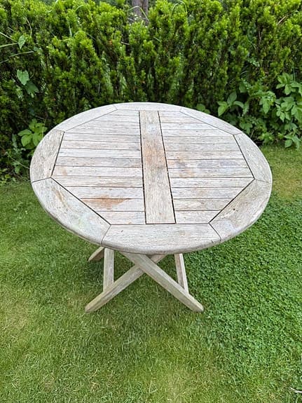 Runt trädgårdsbord i trä