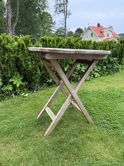 Runt trädgårdsbord i trä