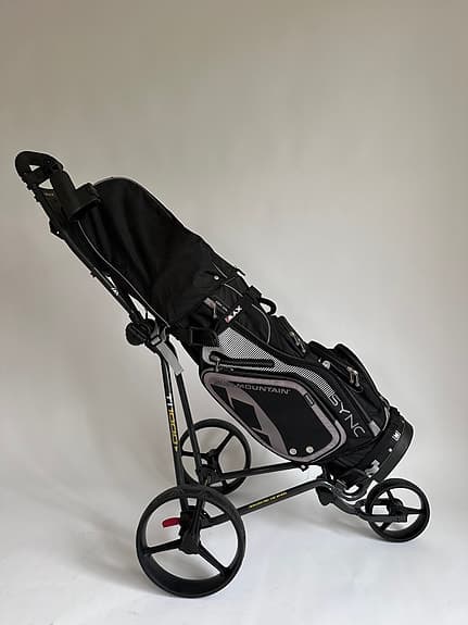 Komplett Callaway golfset med Sun Mountain Sync golfbag och vagn svart/grå.