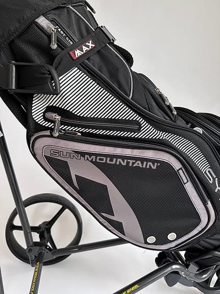 Komplett Callaway golfset med Sun Mountain Sync golfbag och vagn svart/grå.