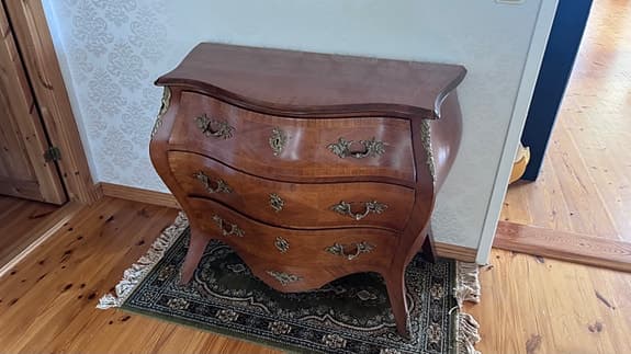 Elegant bombébyrå i fransk Louis XV-stil