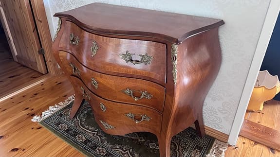 Elegant bombébyrå i fransk Louis XV-stil