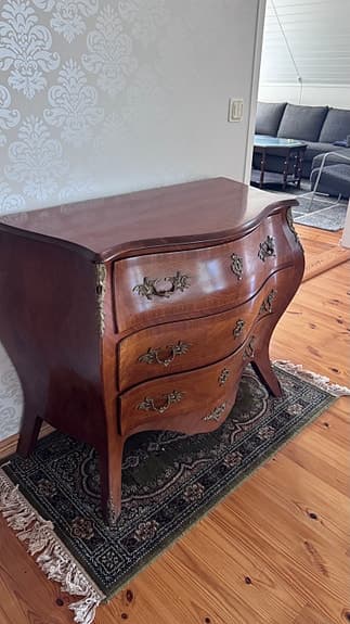 Elegant bombébyrå i fransk Louis XV-stil