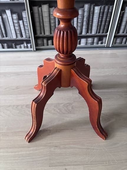 Pelarbord i rokokostil