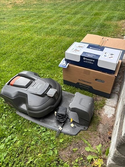 Husqvarna Automower robotgräsklippare med laddstation