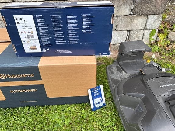 Husqvarna Automower robotgräsklippare med laddstation