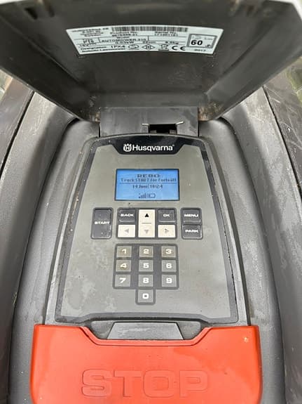 Husqvarna Automower robotgräsklippare med laddstation