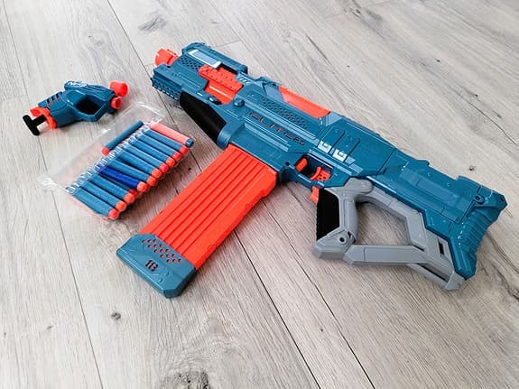 Nerf Elite 2.0 Turbine CS-18 – Helautomatisk med magasin + bonusblaster!