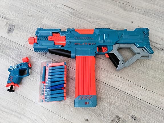 Nerf Elite 2.0 Turbine CS-18 – Helautomatisk med magasin + bonusblaster!