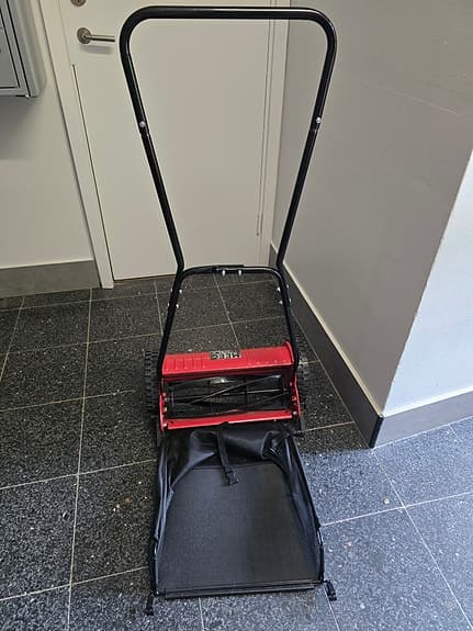 Handgräsklippare med uppsamlare röd/svart
